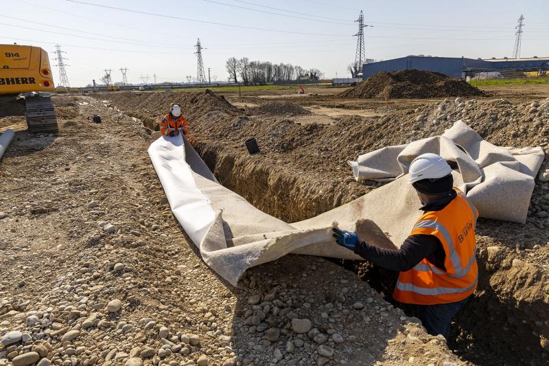 Le géotextile AMTER, simple de mise en oeuvre durable et sans entretien épure l’eau de ruissellement sous les zones perméables, parkings, chaussées, noues...