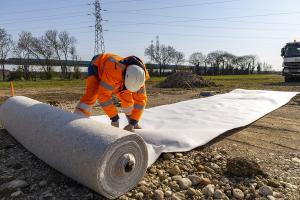 Le géotextile AMTER, simple de mise en oeuvre durable et sans entretien épure l’eau de ruissellement sous les zones perméables, parkings, chaussées, noues...