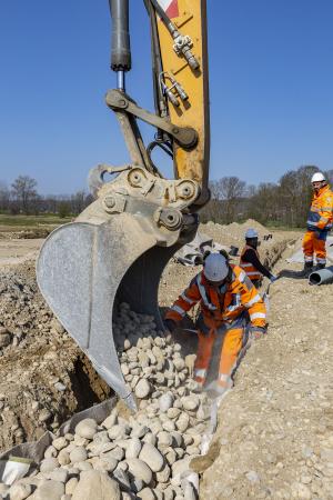 Facilement intégrable, il nettoie les eaux de ruissellement des pollutions chroniques avec des capacités de rétention des hydrocarbures >99,5%. Le géotextile AMTER d pollue durablement et sans maintenance avec une capacité de dégradation importante