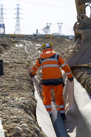 Facilement intégrable, il nettoie les eaux de ruissellement des pollutions chroniques avec des capacités de rétention des hydrocarbures >99,5%. Le géotextile AMTER d pollue durablement et sans maintenance avec une capacité de dégradation importante