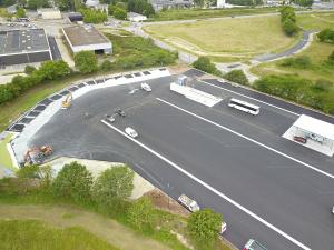 Stationnement avec un géotextile pour éliminer naturellement les hydrocarbures des eaux